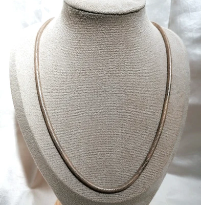 COLLANA MAGLIA “SNAKE” TUBOLARE SNODATA CON GANCIO AD AMO, ARGENTO STERLING. - Immagine 1 di 4