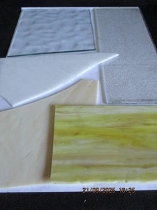 Vetro smerigliato fiammingo e vintage da recupero, giallo, ritagli crema, artigianato vetro - Foto 1 di 2
