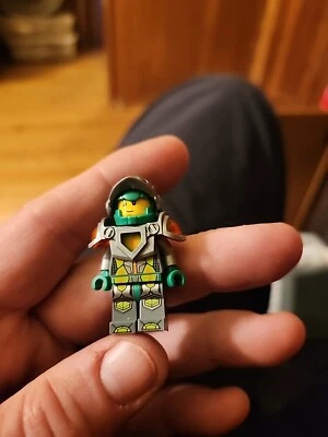 LEGO Aaron Minifigura Visera Plana Plata 70325 Nexo Caballeros Castillo Foto 1 de 4