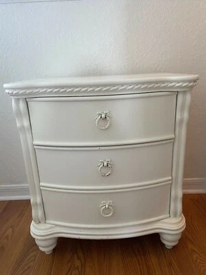 mesita de noche de madera vintage Foto 1 de 4