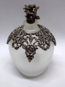 Botella de perfume de satén vintage con superposición de peltre de rosas y tapón de rosas en muy buena condición - Imagen 1 de 14