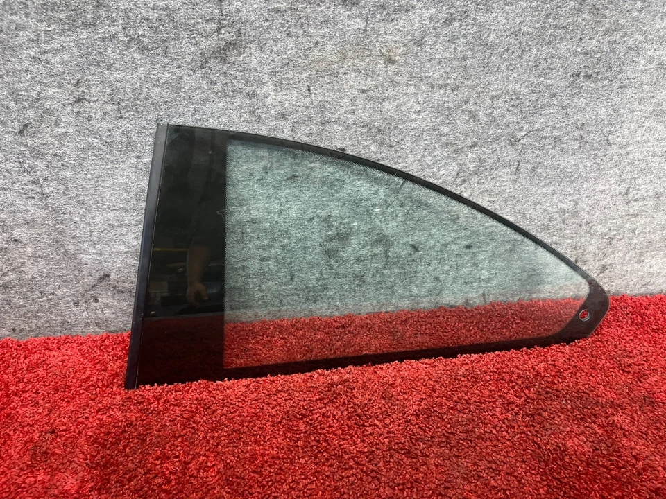 Оригинальное заднее левое стекло на четверть стекла со стороны водителя для BMW 2001-2006 E46 99K - Изображение 1 из 4
