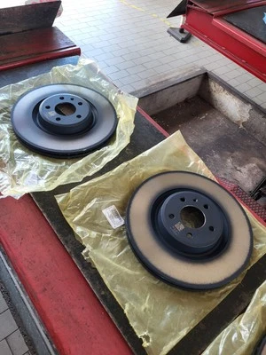 COPPIA DISCHI FRENO ANTERIORE ORIGINALE 4G0615301AF AUDI Q5 A7 A6 A5 A4 MACAN - Immagine 1 di 4