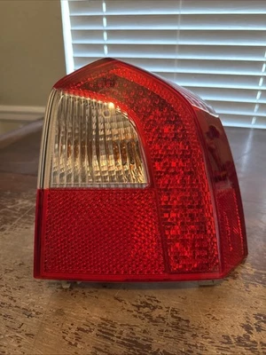 2008-2013 Volvo XC70 V70 Lower Right Passenger Side Taillight Assembly LED OEM.U - Image 1 of 4
