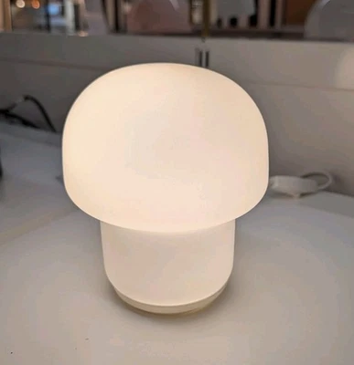 Lámpara de mesa pequeña seta Ikea TOKABO vidrio color ópalo blanco y bombilla LED E12 Foto 1 de 4