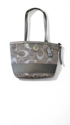 Bolso Coach Silver Signature con herrajes plateados, forro rosa  Foto 1 de 4