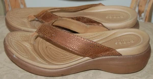 Crocs DAMEN-FLIP-FLOP-SANDALE CAPRI HOCH PLATEAU KEILABSATZ BRAUN SCHIMMER 6 - Bild 1 von 5