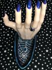 Upiorna ręka czarownicy z niebieskimi brokatowanymi paznokciami i pierścieniem pająka Halloween Dekoracja ścienna