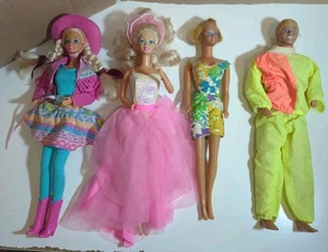 Lot Of 4 Barbie/Ken Dolls With Additional Clothing - Vintage - See Pics/Desc - Bild 1 von 15