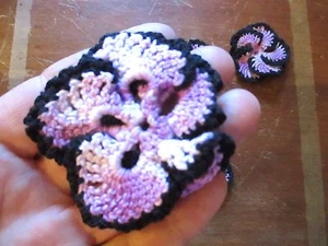 8 ~ WUNDERSCHÖNE DEKORATIVE HANDGEHÄKELTE BLUMEN ~ LILA & SCHWARZE STIEFMÜTTERCHEN ~ SEHR SCHÖNE ARBEIT. - Bild 1 von 5