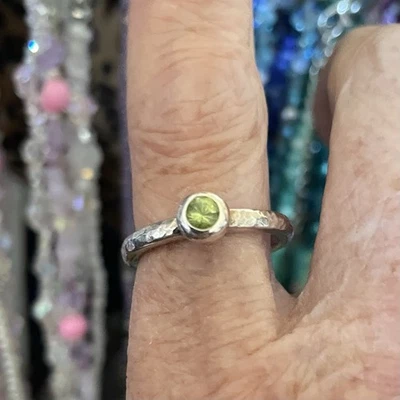 Ring 925 Silber gehämmert mit einem Peridot Edelstein Gr. 58 neuwertig - Bild 1 von 4
