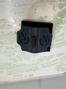 Personalisiertes Bygone Mark Lesezeichen mit Stifthalter, Leder Magnet Lesezeichen "N" - Bild 1 von 3