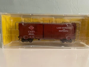 Kadee HO scale 4028 - 40' PS-1 Boxcar 6' Door Lake Superior & Ishpeming RD# 2241 - Picture 1 of 2