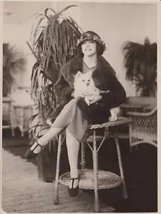 1923 Press Photo Spanish Ballet Dancer Aurora Real With Pet Dog on S.S. Vasari - Picture 1 of 2