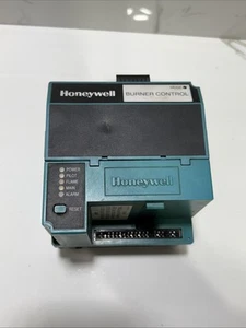 HONEYWELL 7800 SERIE CONTROLLO BRUCIATORE RM7840 L 1026 - Foto 1 di 7