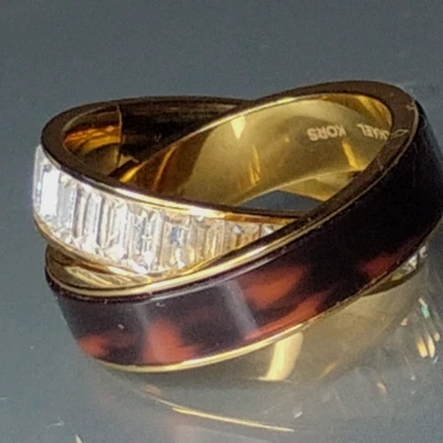 Anillo Michael Kors Tono Dorado Doble Banda Entrelazada Tortuga y Baguette Foto 1 de 4