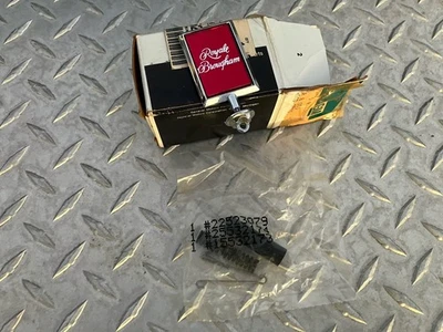 Nuevo de Lote Antiguo GM 86-88 Oldsmobile Delta 88 ROYALE BROUGHAM Cromo Capucha Adorno Emblema Foto 1 de 4