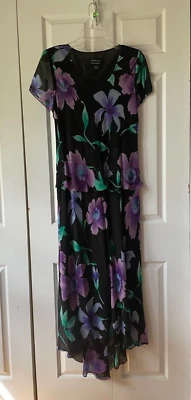 Vestido de seda con dobladillo sumergido.  Negro con flores moradas. Talla 8 Foto 1 de 4
