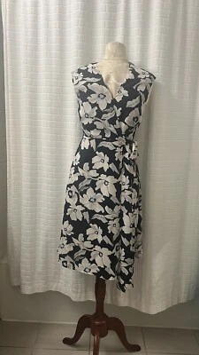 Nuevo Vestido Banana Republic Floral Sin Mangas Cuello en V Envolvente Azul y Blanco Talla 00P Foto 1 de 4