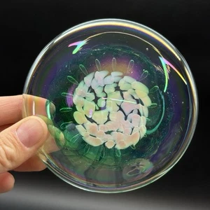 Fermacarte piatto iridescente floreale arte vetro fatto a mano soffiato non marcato 3,75” - Foto 1 di 7