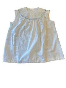 Vintage 60s White Sleeveless Maternity Blouse Floral Embroidery Pleated Collar - Picture 1 of 4