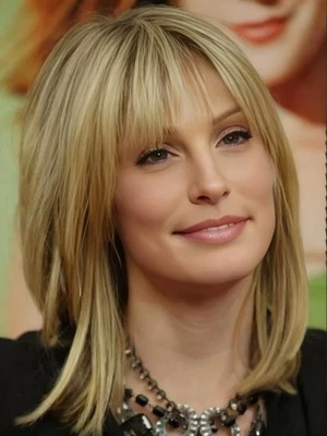 Shoulder Length Straight Blonde Brown Synthetic Hair Wigs With Bangs Fashion Wig Foto 1 de 4