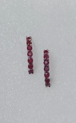 Orecchini a perno con pietre preziose rotonde rubino rosso argento sterling 9... - Immagine 1 di 4