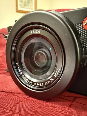 Leica D-Lux 8 Digital Camera (Black) 19191 - Image 1 of 4