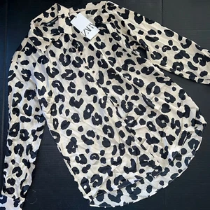 NWT Zara XS BLOUSE SHIRT satin long-sleeve BEIGE BLACK animal Print Cheetah - Picture 1 of 3