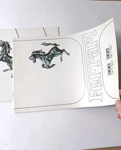 Ferrari 308 GTBi GTSi Lot de 2 Brochures Commerciales 1981 et 1982 U.S. Version - Foto 1 di 20