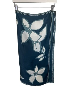 Bufanda Banana Republic azul marino y blanco con estampado floral Foto 1 de 3