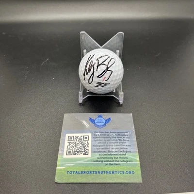 Pelota de golf firmada por Keegan Bradley con certificado de autenticidad - Pelota de vuelo superior Foto 1 de 4