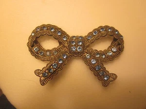 VERY NICE LARGE VINTAGE BOW PIN/BROOCH WITH BLUE RHINESTONES - Picture 1 of 4