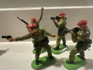 4 x BRITAINS BRITISH DETAIL SOLDIERS PARATROOPERS RED BERETS - Picture 1 of 1