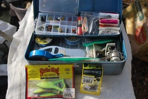 Metall Tackle Box ~ verpackt mit Angelausrüstung ~ Rolle ~ Köder ~ Haken, Werkzeuge. Etc. - Bild 1 von 15