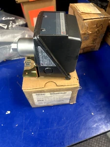United Electric J302 11680, 0-100PSI Pressure Switch, 8332 New in Box - Picture 1 of 5