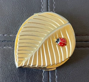 Vintage Estée Lauder Ladybug Leaf Compact No Powder 2 3/4" Enamel Metal - Picture 1 of 8