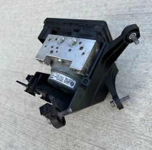 ** 2018 BMW K1600 B - Grand America ABS brake pressure modulator plus bracket ** - Picture 1 of 8
