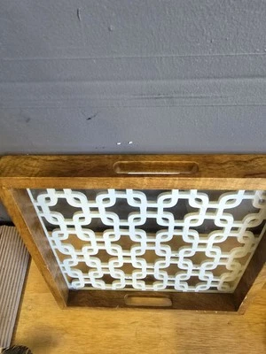 Hermosa bandeja geométrica marrón y blanca para servir Foto 1 de 4