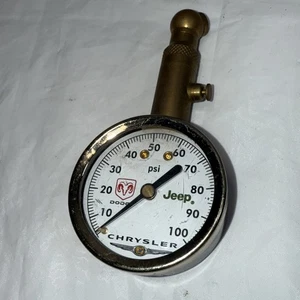 Vintage Chrysler Dodge Jeep Brass Tire Pressure Gauge 0–100 PSI Mopar Dealer - Foto 1 di 7