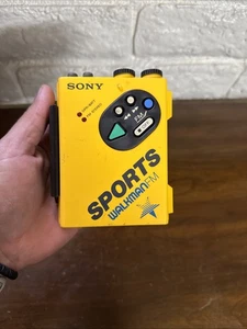 Walkman vintage Sony WM-F5 sport giallo lettore cassette/FM Giappone parti corrosione - Foto 1 di 6