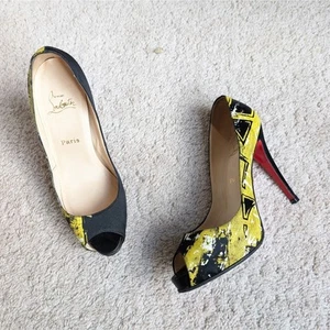 Christian Louboutin décolleté graffiti raso giallo/nero punta aperta, taglia 41/10 - Foto 1 di 10