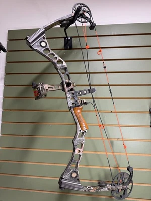 Mathews Switchback Solo Cam Compound Bow, RH, 29", 50-60#. - Image 1 of 4