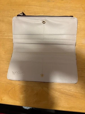 Billetera tipo muñeca Jessica Simpson Mason Logo azul aciano Foto 1 de 3