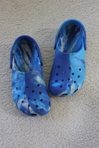 Youth CROCS Size J/2 Blue & white Marbled Wave Pattern Sandals - Picture 1 of 7