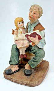 Figura Lefton, libro de lectura de anciano a niña sosteniendo a su perro. Japón. - Imagen 1 de 13