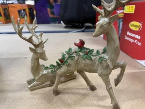 Berkley Jensen Golden Deer Figuren 2er Set Holzimitat Weihnachten Kardinäle - Bild 1 von 6