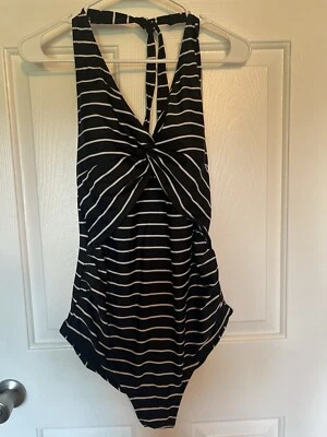 Traje de baño Old Navy blanco y negro a rayas halter top de una pieza talla mediana Foto 1 de 3