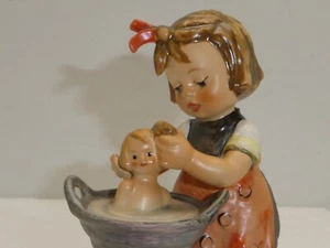 1956 Goebel Hummel Mädchen geben Puppe ein Bad Figur z145 - Bild 1 von 6
