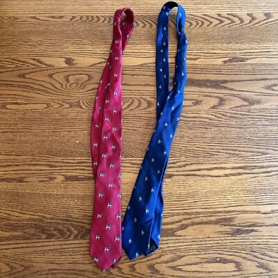 Juego de corbata polo ralph lauren azul marino con vacas y pollos. Dos lazos incluidos Foto 1 de 4